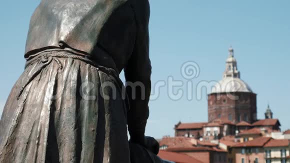 帕维亚大教堂从意大利洗衣店洗衣妇雕像背面看到视频的预览图