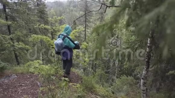 夏季徒步旅行时男性徒步旅行者带着旅行背包站在高山边缘库存录像男性外植体视频的预览图