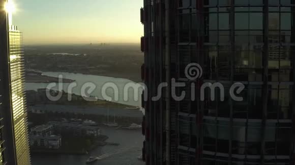 随着背景的夕阳城市摩天大楼的左倾向近视频的预览图