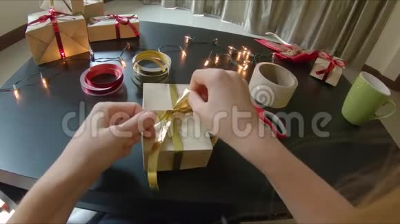 一个女人包装礼物的慢镜头假日概念的准备视频的预览图