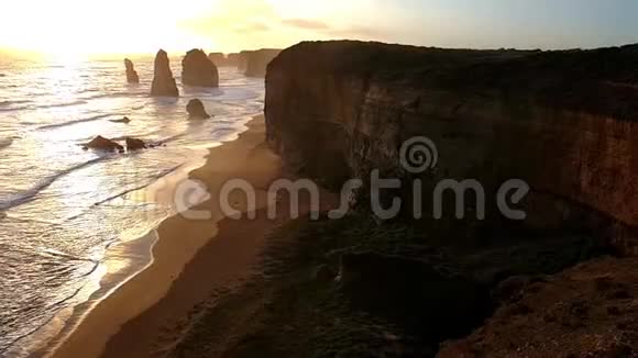 澳大利亚大洋路上著名的十二使徒的巨大悬崖和日落视频的预览图