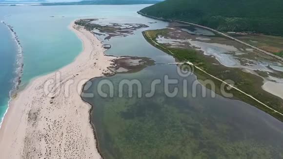 在希腊莱夫卡达海岸的沼泽浅水处进行无人机飞行视频的预览图