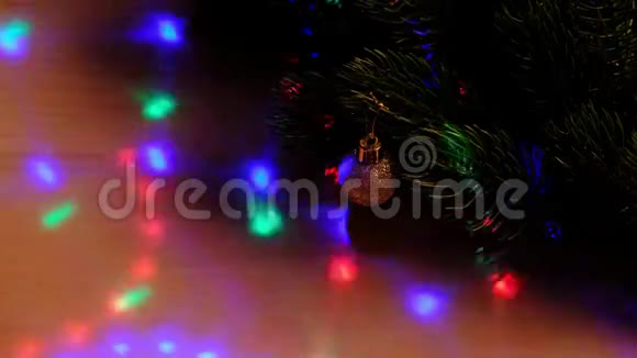 圣诞树树枝被不同颜色的光线突出新年和圣诞节的魔术视频节目视频的预览图