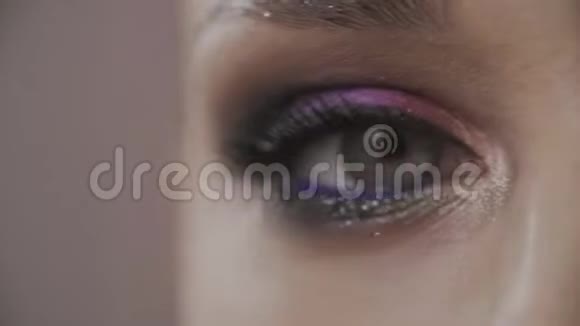 特写女人眨眼睛美是由绿色的眼睛组成的视频的预览图