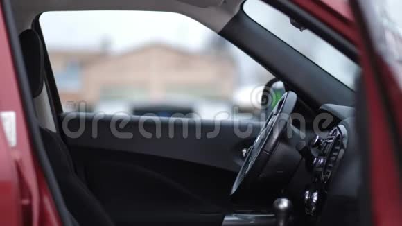 女孩上车发动汽车转动方向盘秋天冬季视频的预览图