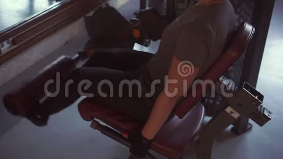 女孩在模拟器上做大腿肌肉锻炼视频的预览图