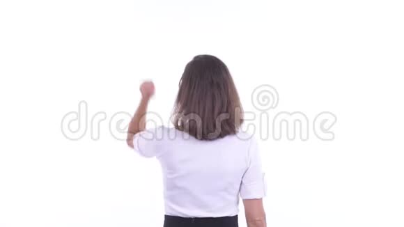 开心女商人举起拳头后景视频的预览图