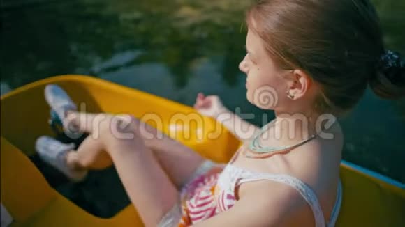 3年轻苗条的女人正在公园里乘双体船度假视频的预览图