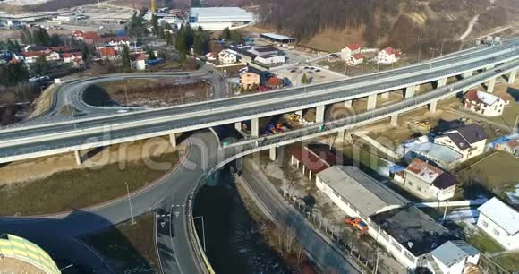 在一个阳光明媚的冬日可以看到城市附近的高速公路和立交桥视频的预览图