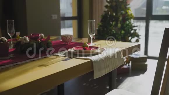 有圣诞树的漂亮圣诞餐桌视频的预览图