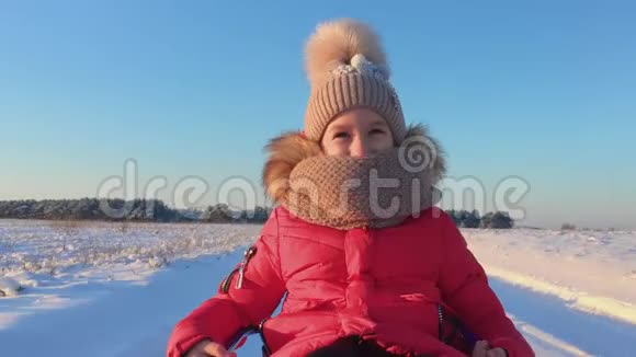 冬天雪橇上的女孩快乐童年理念娱乐户外儿童的冬季幸福视频的预览图