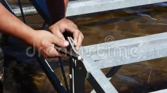 男人的手用可调月牙扳手和组合扳手拧紧螺栓和螺母视频的预览图