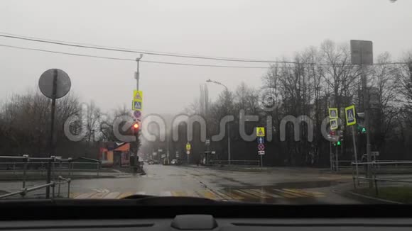 俄罗斯莫斯科2019年11月30日浓雾中道路交通视频视频的预览图