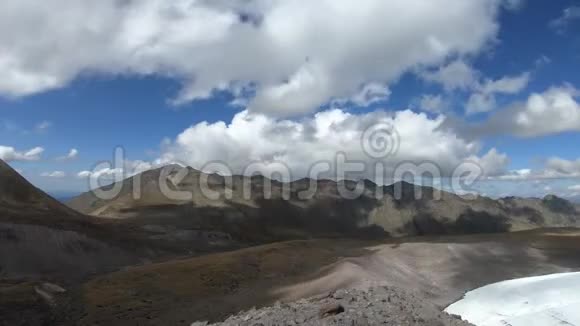 冰川和山谷的一部分有多岩石的山脉云浮在天空中它们视频的预览图
