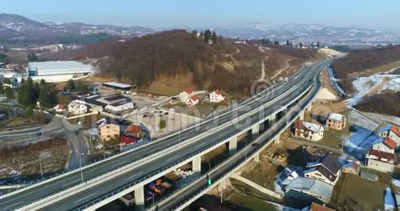 在一个阳光明媚的冬日可以看到城市附近的高速公路和立交桥视频的预览图