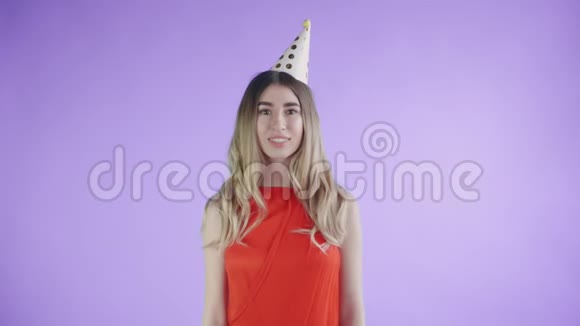 纸屑被扔在紫色背景上的年轻女孩视频的预览图