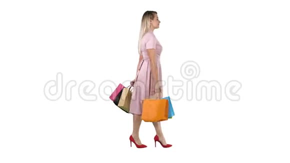 年轻女子带着购物袋看着白色背景上的橱窗展示视频的预览图