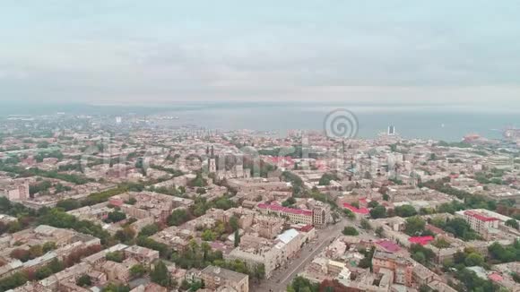 从敖德萨老城市中心和与敖德萨湾的海港无人驾驶飞机俯瞰多云天空视频的预览图