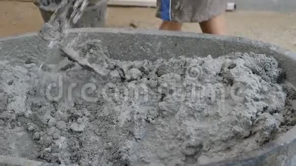 建筑工人用水搅拌混凝土视频的预览图