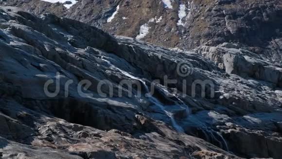 挪威斯瓦尔蒂森冰川融化背景下的透明冰川湖视频的预览图