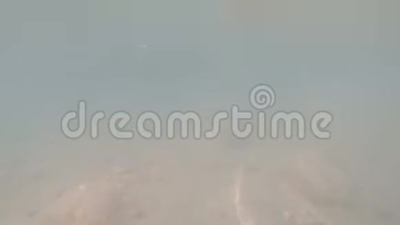 脚踩在沙子上搅动着湖中水下的泥土视频的预览图