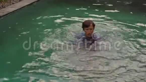 这个年轻人正在游泳池里训练他的格斗技巧在池中战斗训练的概念视频的预览图