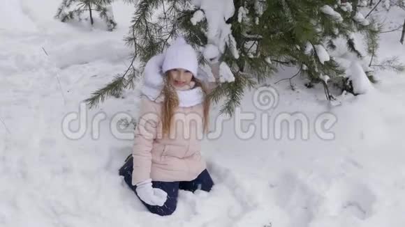 坐在雪松树下的少女视频的预览图