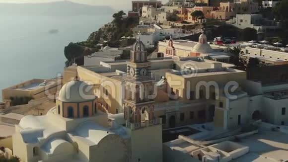 空中俯瞰圣约翰浸礼会教堂在菲拉蒂拉圣托里尼希腊视频的预览图