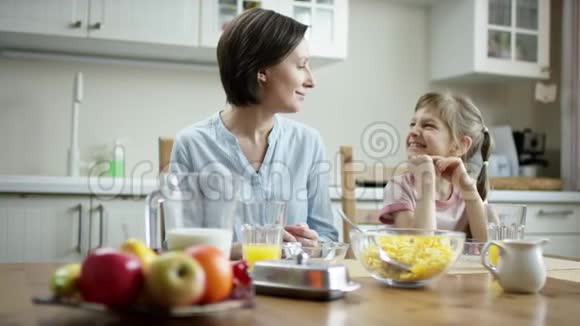 妈妈和女儿坐在餐桌上说话从左到右都有相机视频的预览图
