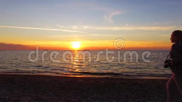 摄影师拍摄海滩上的神奇日落视频的预览图