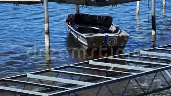 小灰色铝船用于码头安装人员持有设备漂浮在电梯之间的湖泊视频的预览图