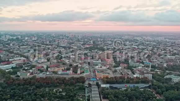 从敖德萨市中心老城区的无人机空中俯瞰波坦金楼梯映衬着五彩缤纷的红色日落视频的预览图