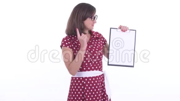 戴着眼镜展示剪贴板竖起大拇指的女士视频的预览图