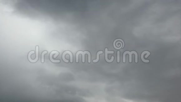 一个沉重的灰色天空随风飘来的云视频的预览图