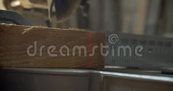 在制造过程中用电锯切割一块木头的特写镜头视频的预览图