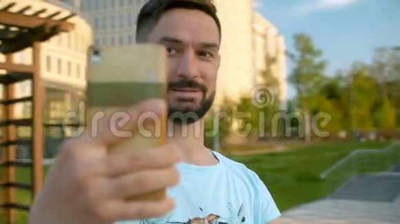 微笑男人拍摄自拍的肖像视频的预览图
