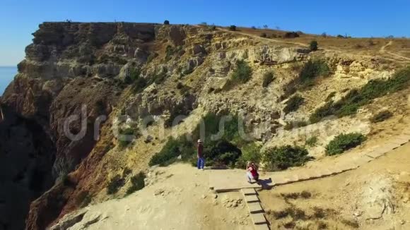 空气视图在菲奥尔德悬崖角拍照的游客视频的预览图