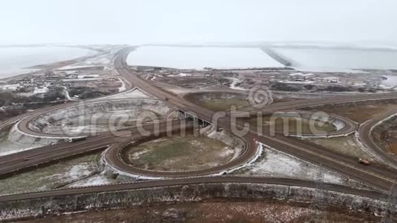 在冬季十字路口移动的汽车和卡车的空中射击是一个大的道路交叉口无人驾驶车辆在视频的预览图