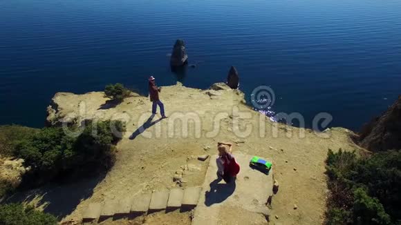 空气视图两名游客在海角悬崖拍照视频的预览图
