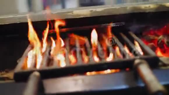 街餐馆金属栅下的火炉视频的预览图