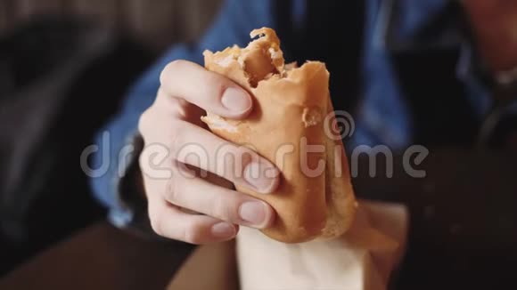 纯素热狗在女人手里无肉肠由西坦或大豆制成视频的预览图