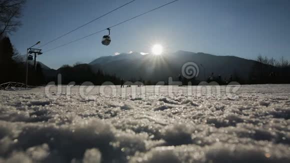 人们在雪覆盖的山坡上滑雪美丽的冬季景观视频的预览图