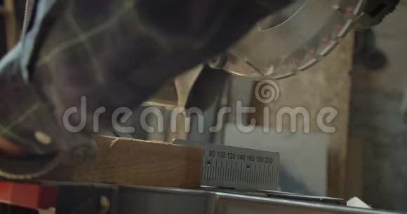 男高级木匠用头锯将木头雕刻成小方块的近景视频的预览图