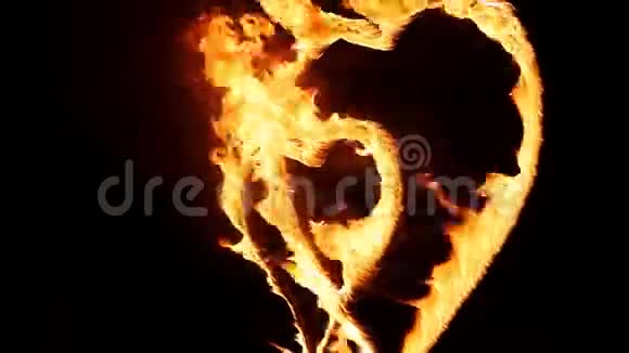 娱乐消防表演情人节概念在金属支架上有一颗大心脏所有的东西都在燃烧视频的预览图