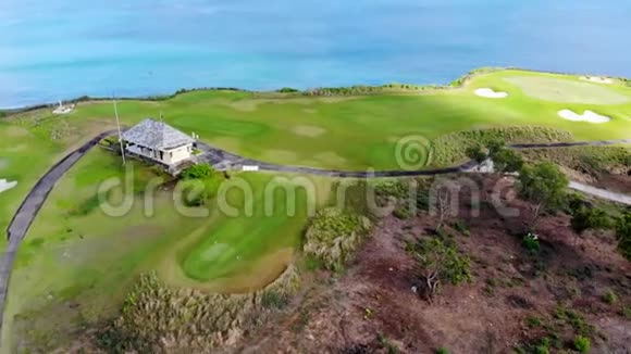 在克利夫和海洋旁边的高尔夫球场的鸟瞰图视频的预览图