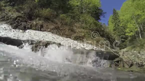 镜头在春山溪水中融雪视频的预览图