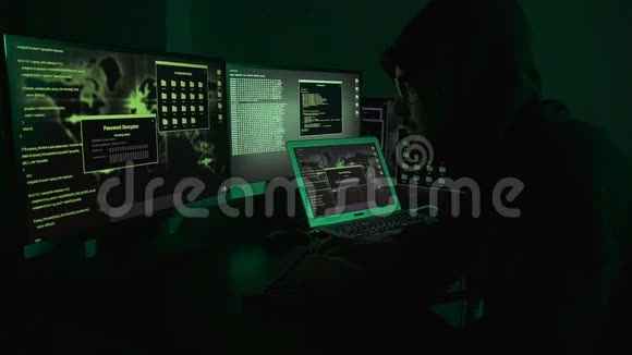 年轻的黑客程序员在他的黑色数字商业工作视频的预览图
