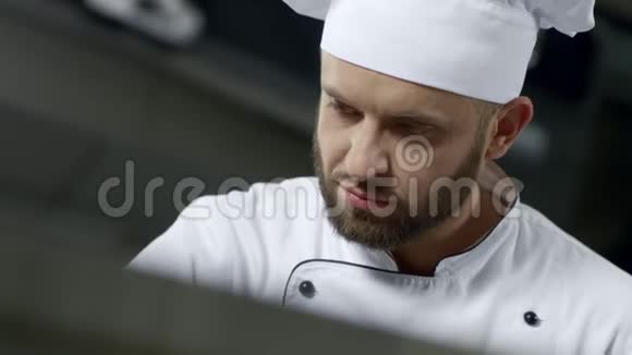 厨师在厨房卖食物的肖像厨师慢动作烹饪食物视频的预览图