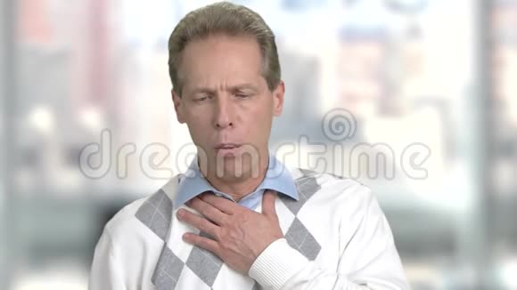 有强烈咳嗽的成熟男人视频的预览图