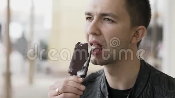 帅哥吃巧克力冰淇淋视频的预览图